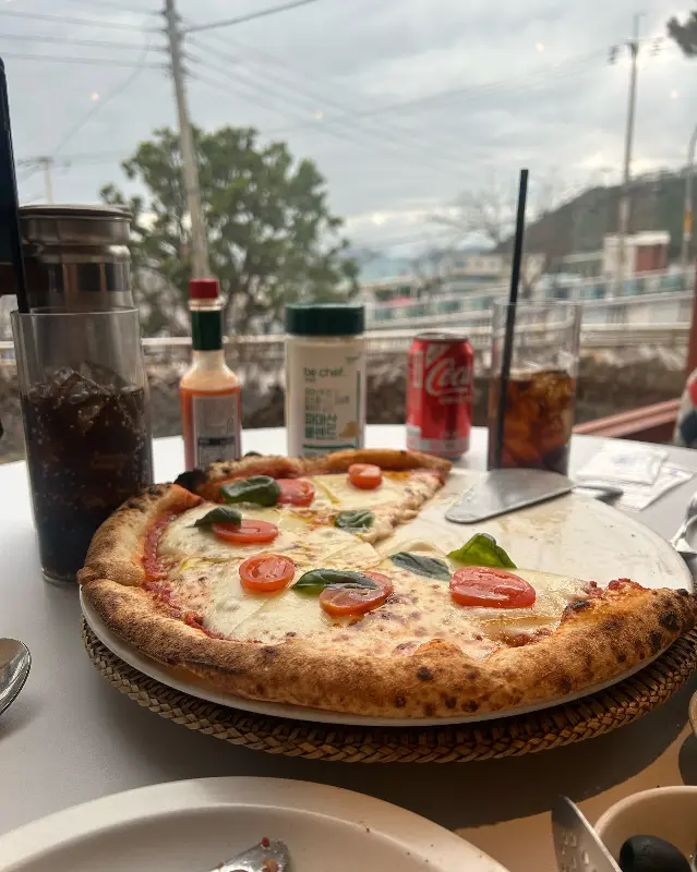 창밖 풍경과 어우러진 피자