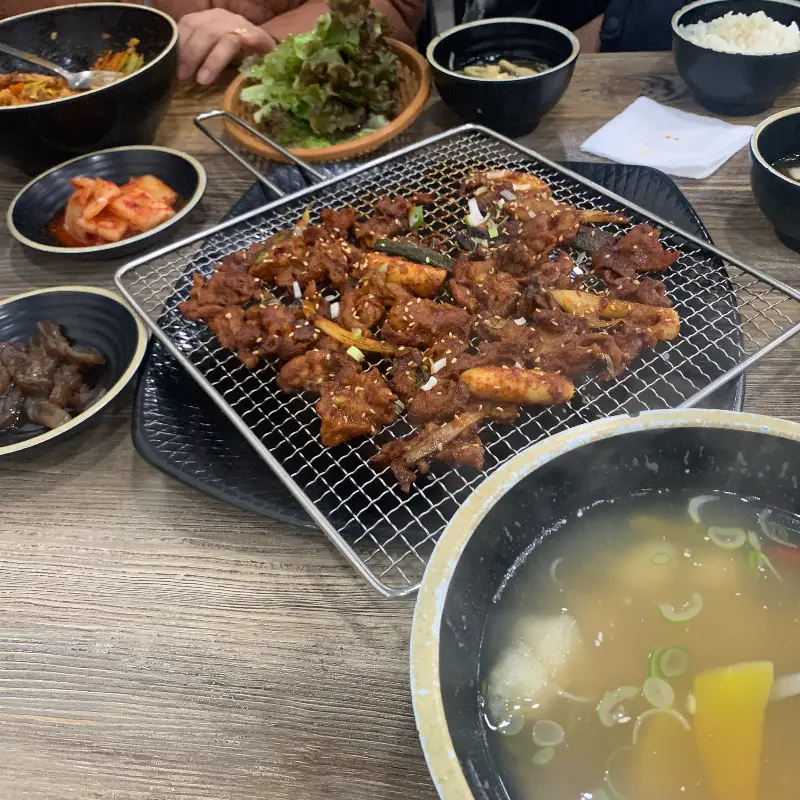 석쇠불고기와 곁들여진 밑반찬들의 조화