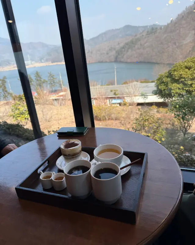 음료와 디저트를 즐기며 바라보는 월출산 뷰