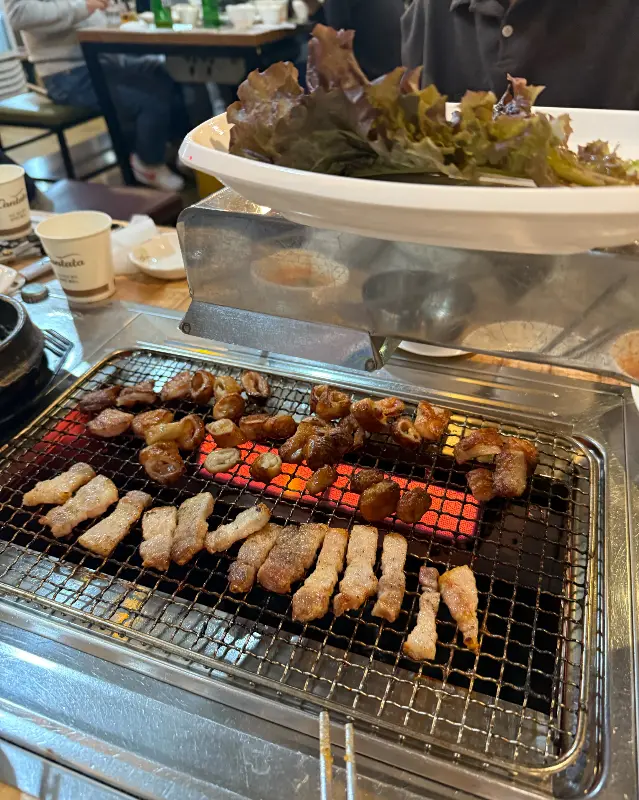 숯불에 구워지는 곱창과 막창