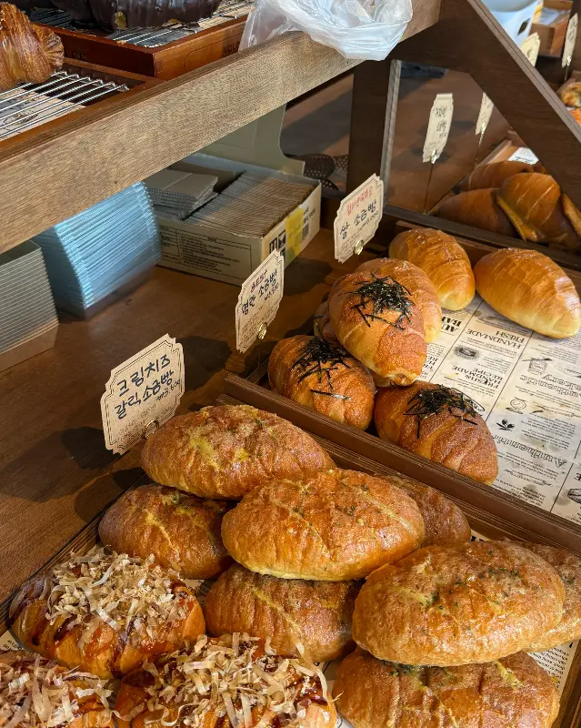 소금빵 위에 명란이 토핑된 모습