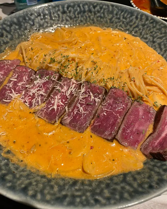 스테이크 로제 파스타의 비주얼