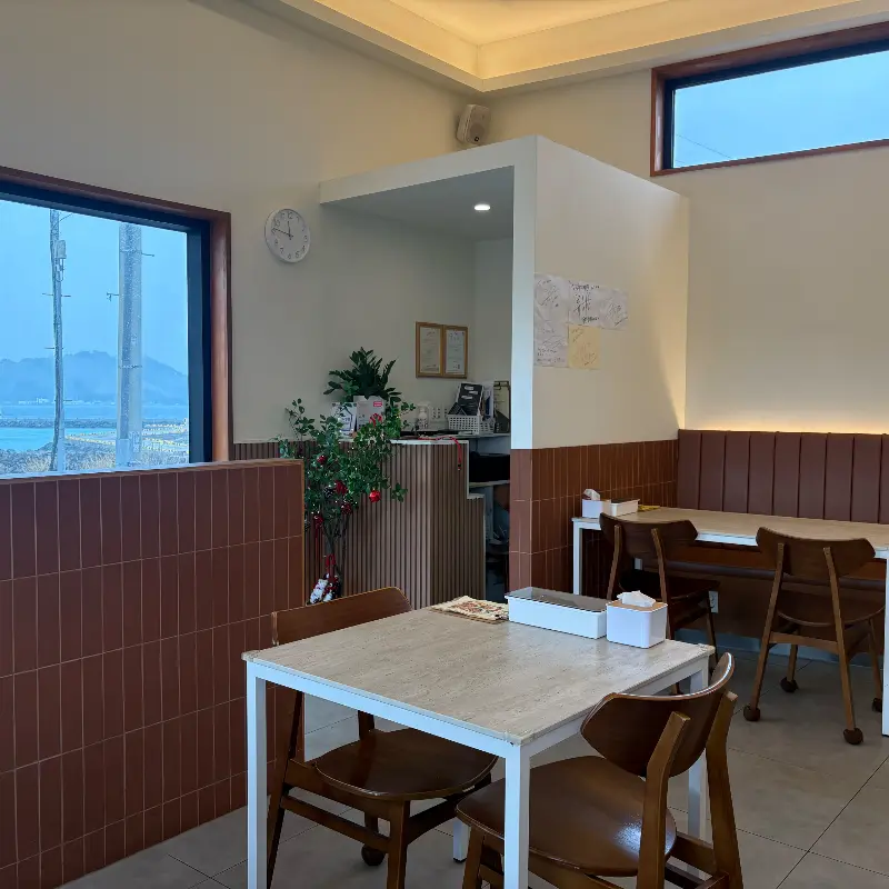 깔끔하고 아늑한 매장 내부