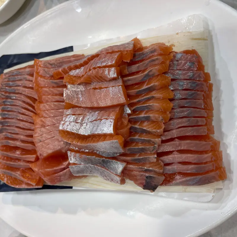 윤기가 흐르는 신선한 송어회