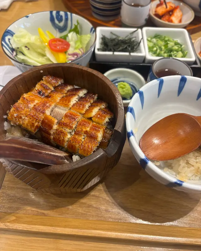 윤기 흐르는 장어와 밥알