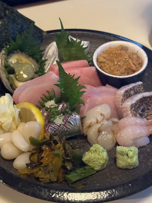 다양한 종류의 숙성회가 담긴 플레이트