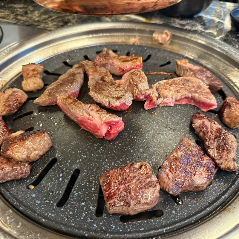 불판 위에서 익어가는 소고기