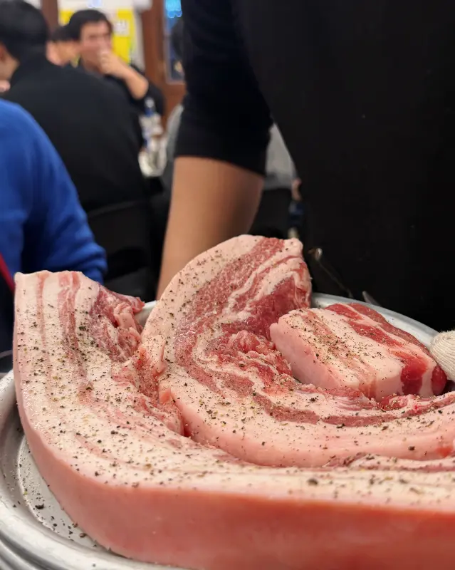 두툼한 미박 삼겹살의 모습