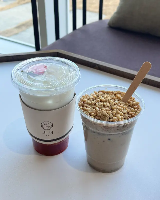 흑임자 크림 라떼와 딸기 라떼의 근접 촬영