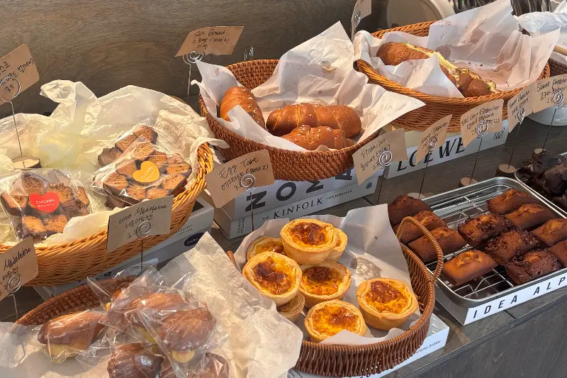 다양한 빵과 디저트가 진열된 모습