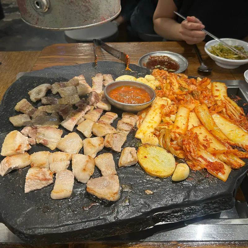 돌판 위에서 맛있게 익어가는 고기의 모습