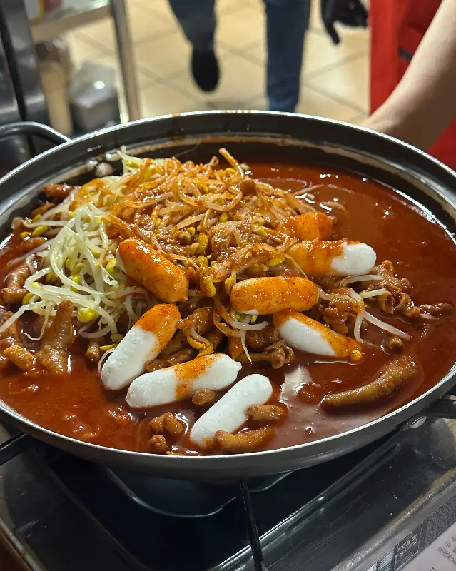 닭발과 떡볶이, 콩나물이 함께 담겨 있는 음식 사진