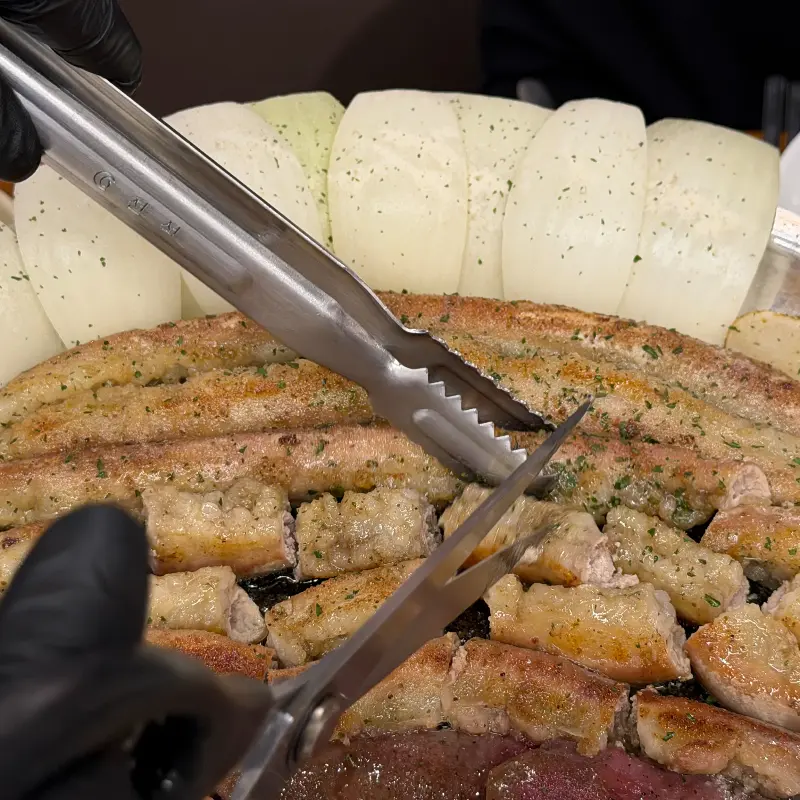 직원이 곱창을 능숙하게 자르는 모습