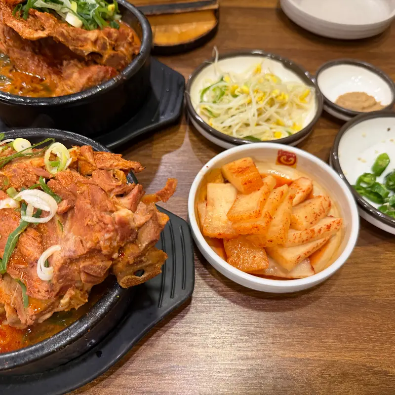 밑반찬과 뼈해장국