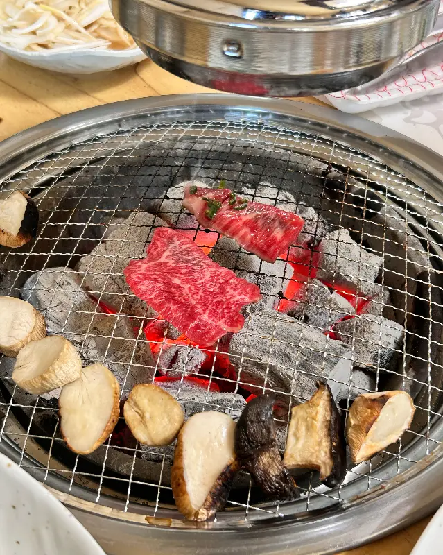 숯불 위에 지글지글 익어가는 등심