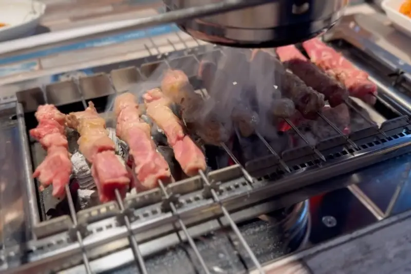 숯불 위에서 익어가는 양꼬치