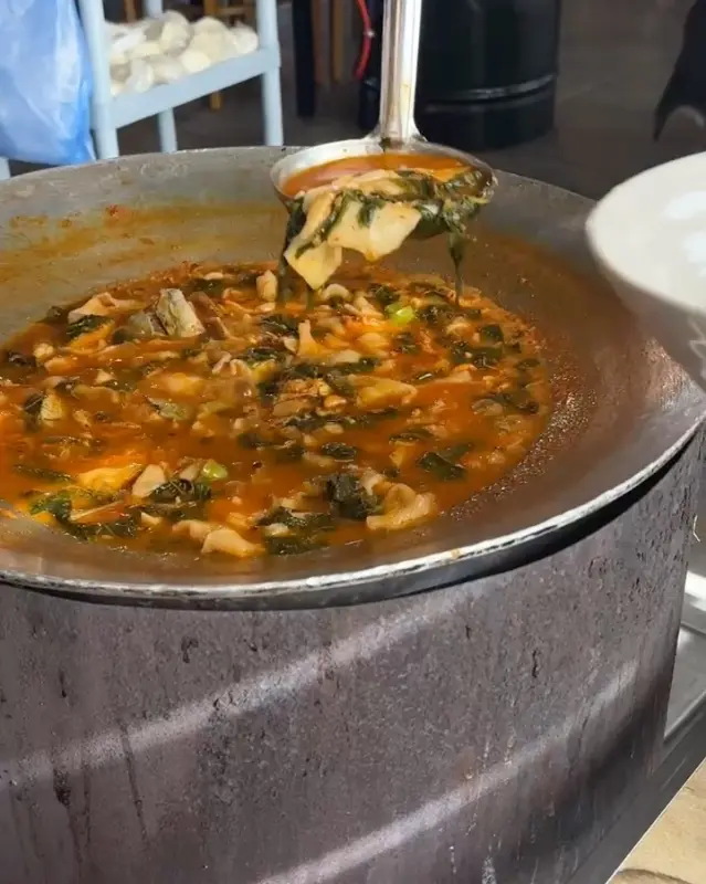 매운탕을 떠주는 모습