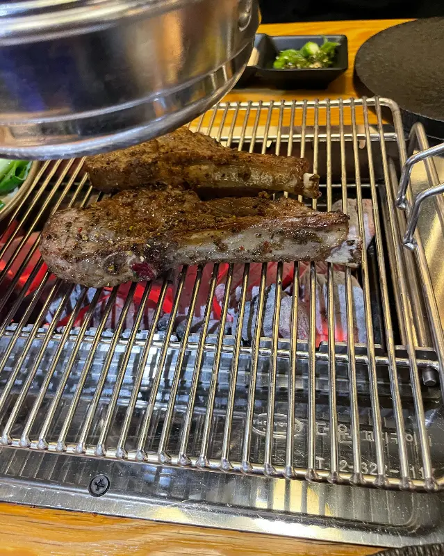 숯불 위에서 맛있게 구워지는 양갈비