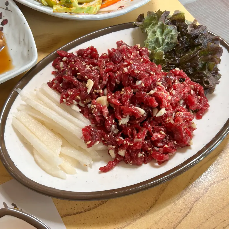 신선함이 느껴지는 육회