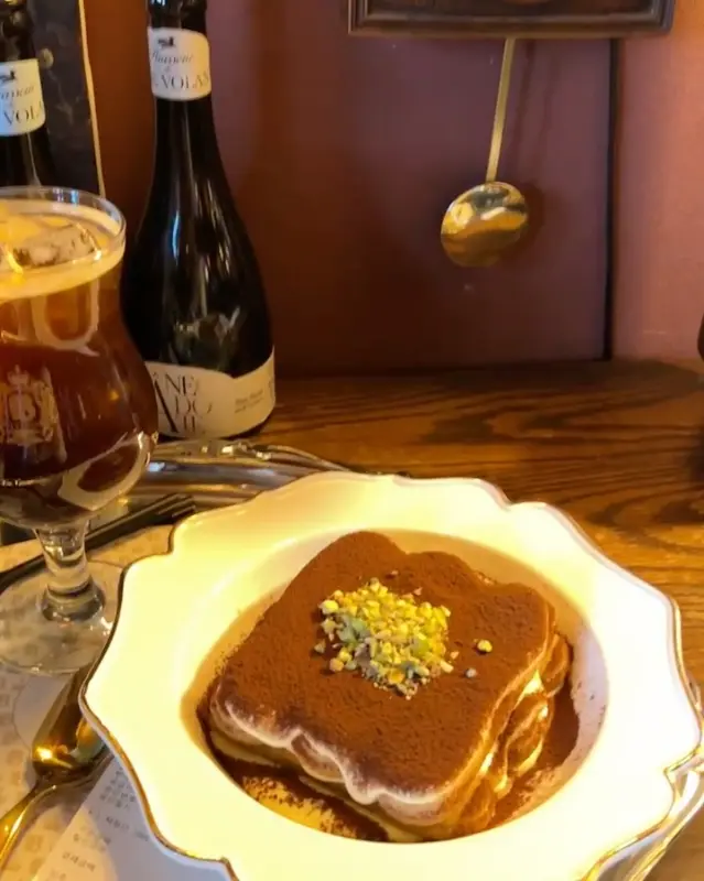 브루크 성수 티라미수와 음료