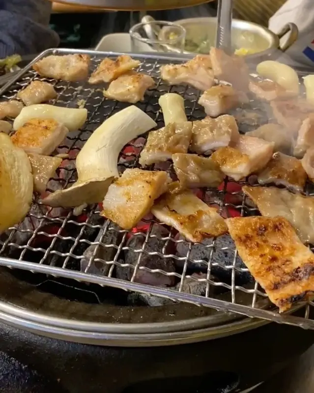 숯불 위에서 구워지는 막창