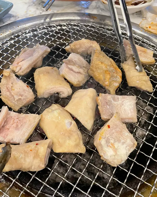 숯불 위에서 노릇하게 익어가는 막창