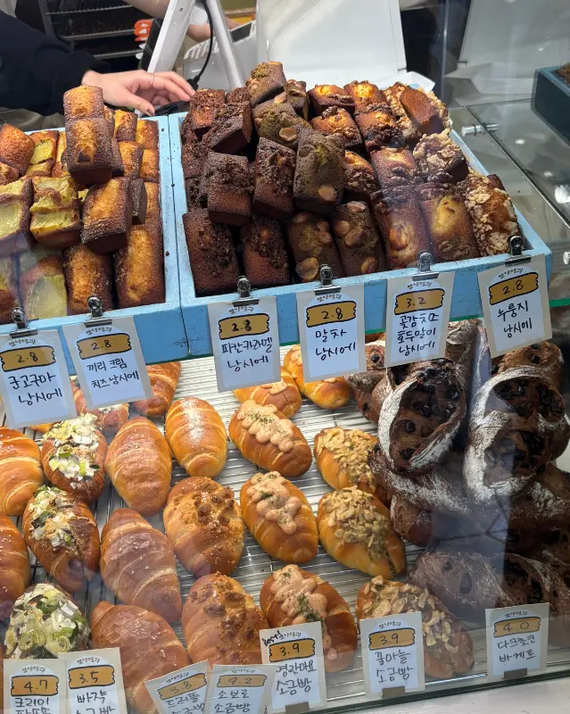 다양한 빵들이 진열된 쇼케이스
