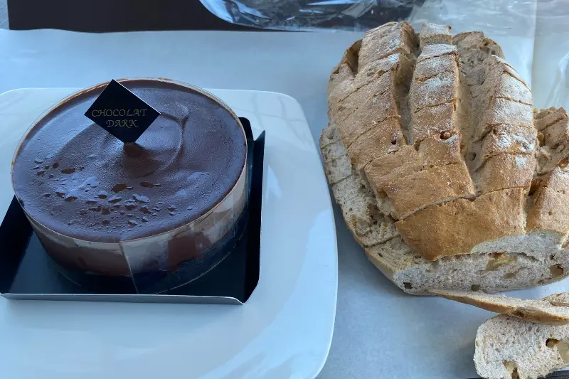 다크 쇼콜라 케이크와 빵