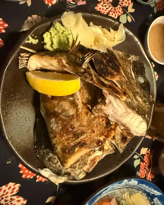 맛깔스러운 도미 머리 구이