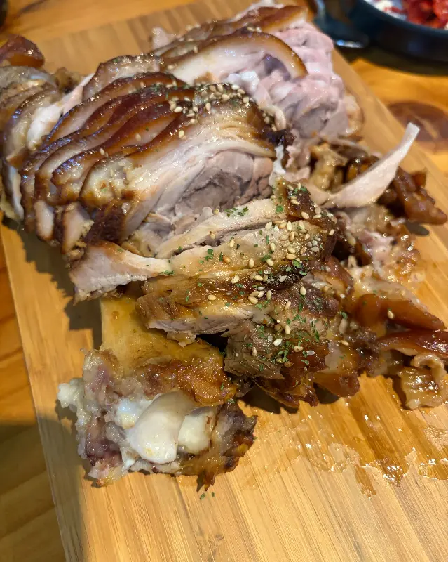 윤기가 흐르는 족발