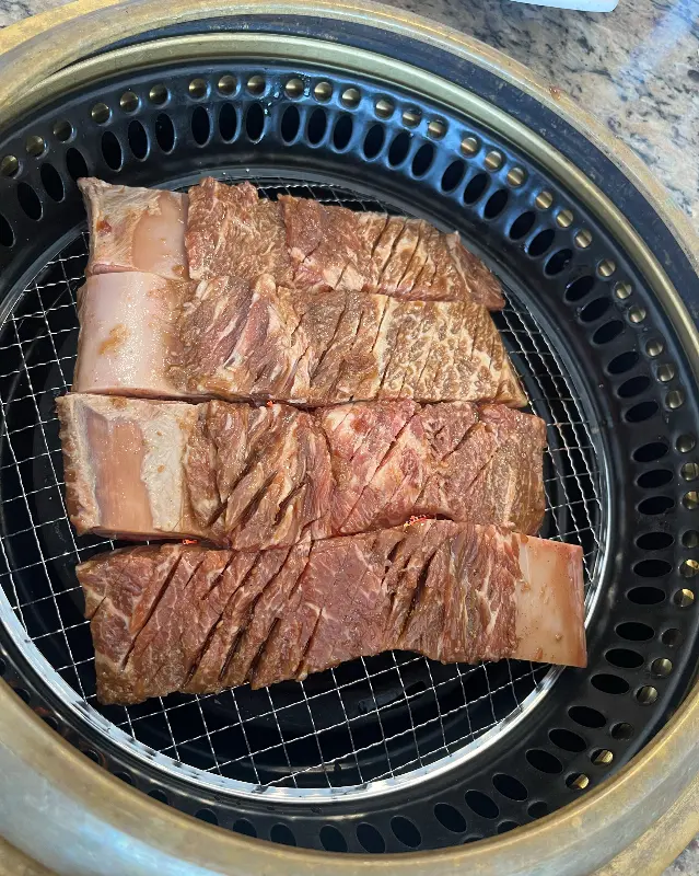 숯불 위에서 익어가는 돼지갈비