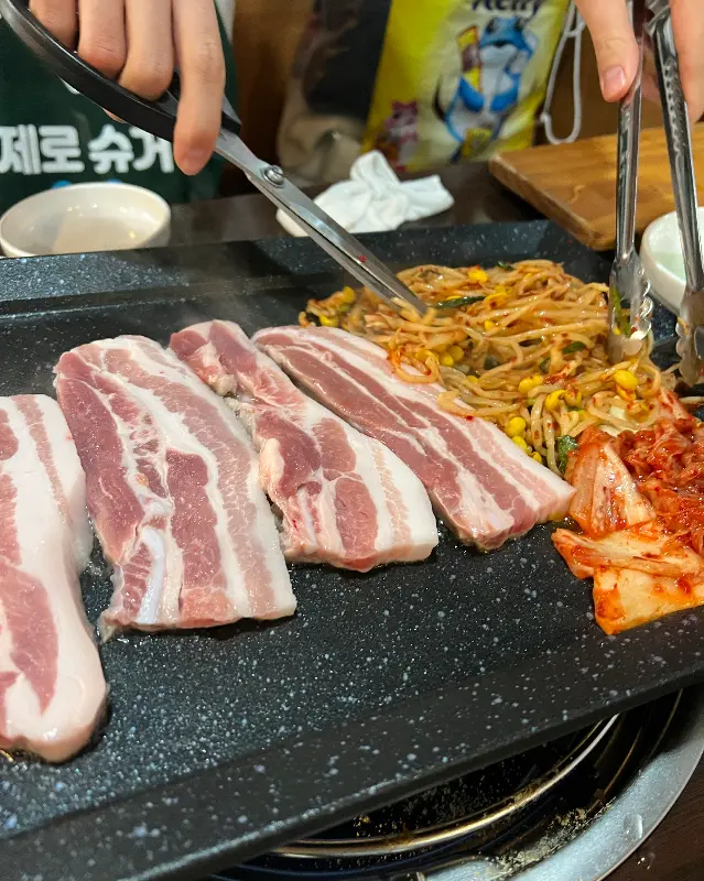 노릇하게 구워지는 삼겹살