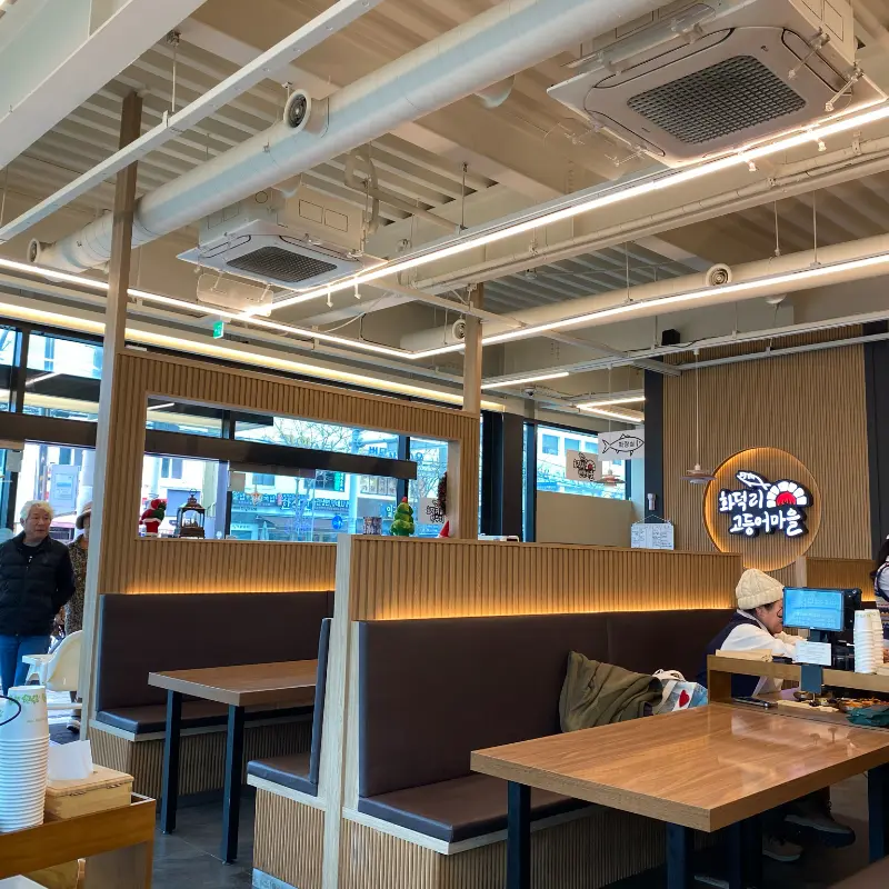 넓고 깔끔한 매장 내부