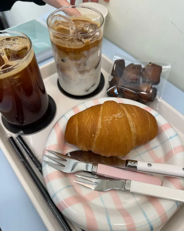 아이스 아메리카노와 빵