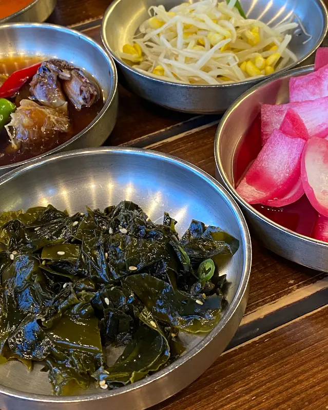 정갈하게 담겨 나오는 밑반찬