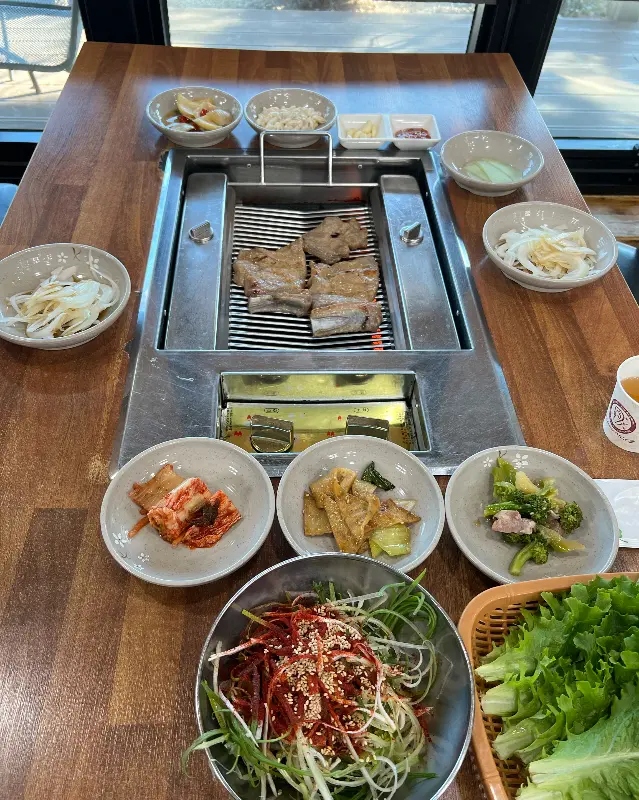 깔끔하게 차려진 금평갈비의 테이블 세팅