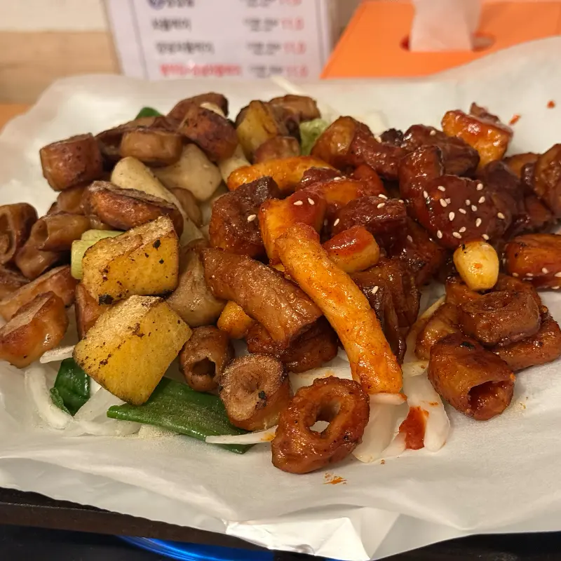 불막창과 떡, 마늘, 깻잎의 조화