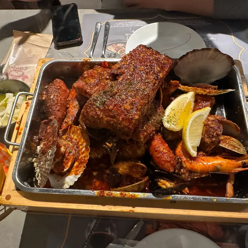 매콤한 소스와 랍스터의 환상적인 조화