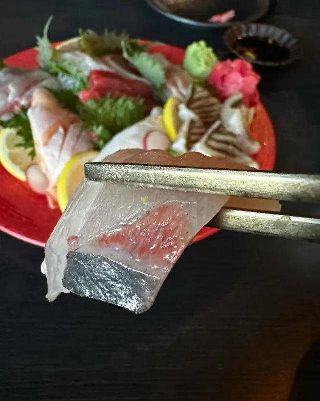 윤기가 흐르는 돼지방어회 한 점