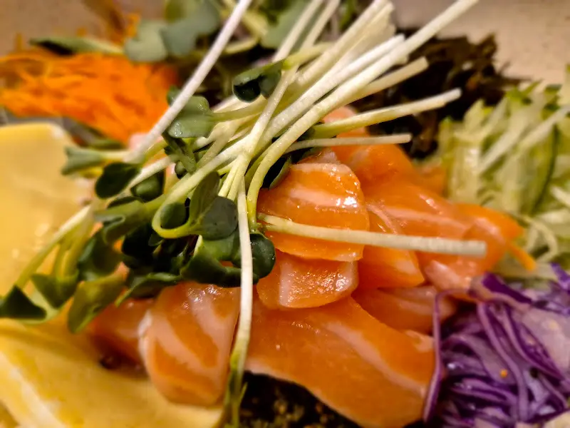 신선한 연어가 듬뿍 들어간 회덮밥