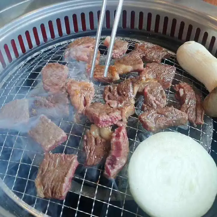 숯불 위에서 익어가는 한우와 양파