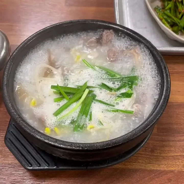 깔끔한 국물이 인상적인 돼지국밥