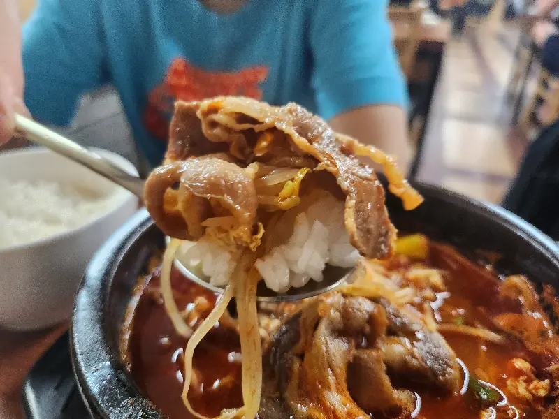 육개장 칼국수를 숟가락으로 떠올린 모습