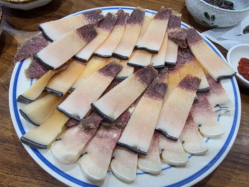 윤기가 흐르는 고래고기 수육