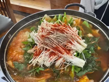 단양 팔경 구경 후 꼭 들러야 할 그집 쏘가리: 향긋한 매운탕으로 즐기는 단양 맛집 기행