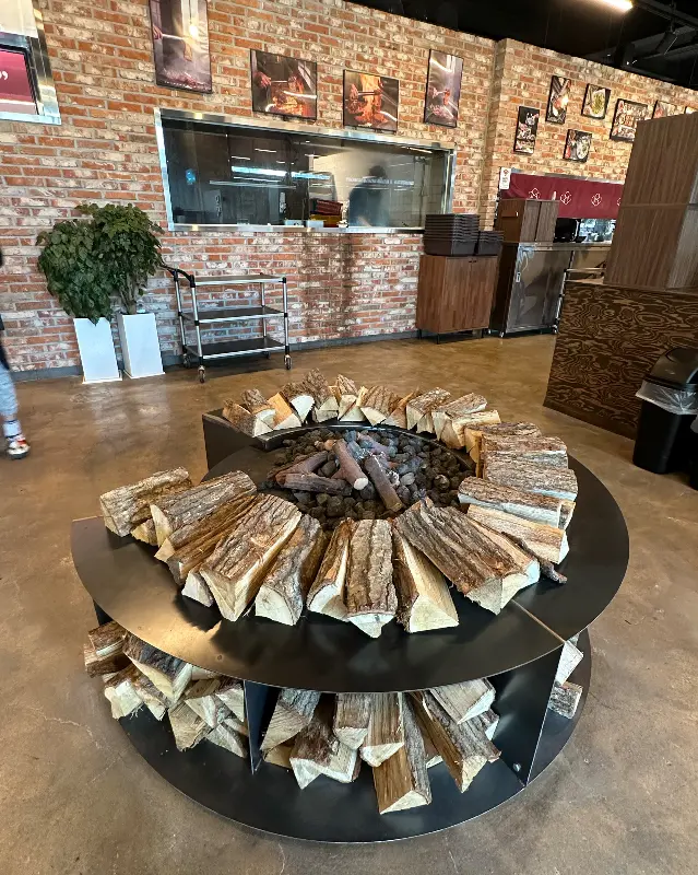 모닭 내부의 장작 인테리어