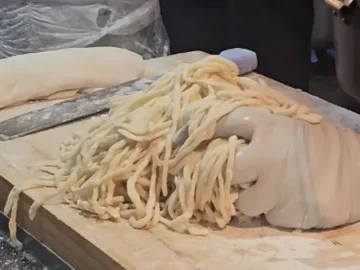 넷플릭스 사로잡은 광장시장 칼국수, 그 깊은 맛의 비밀 탐방기