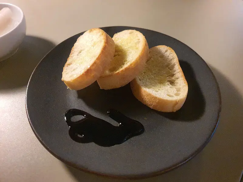 식전빵과 발사믹 소스