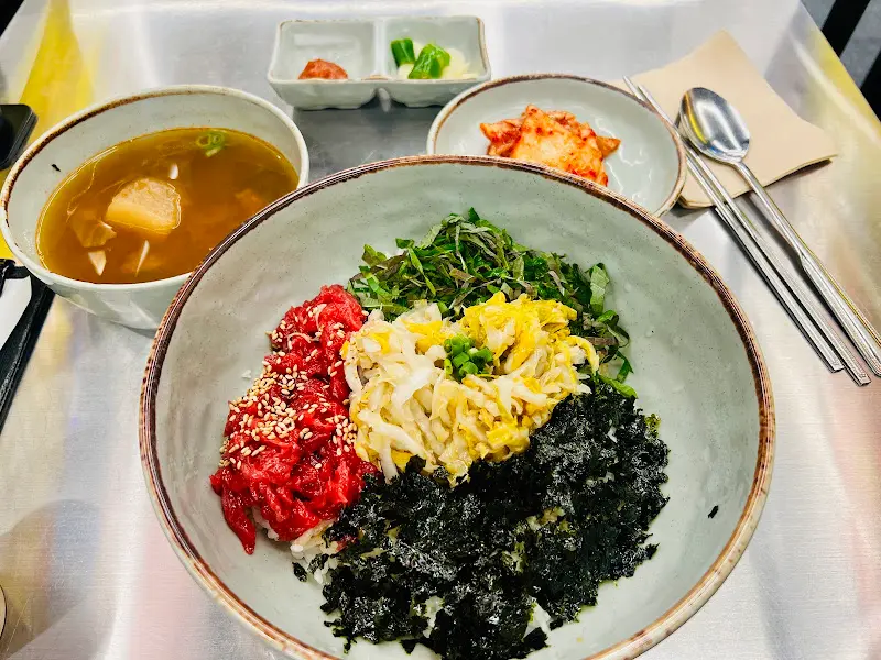 육회비빔밥과 밑반찬