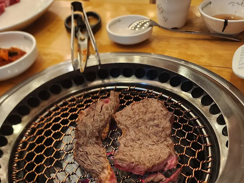 불판 위에서 익어가는 한우